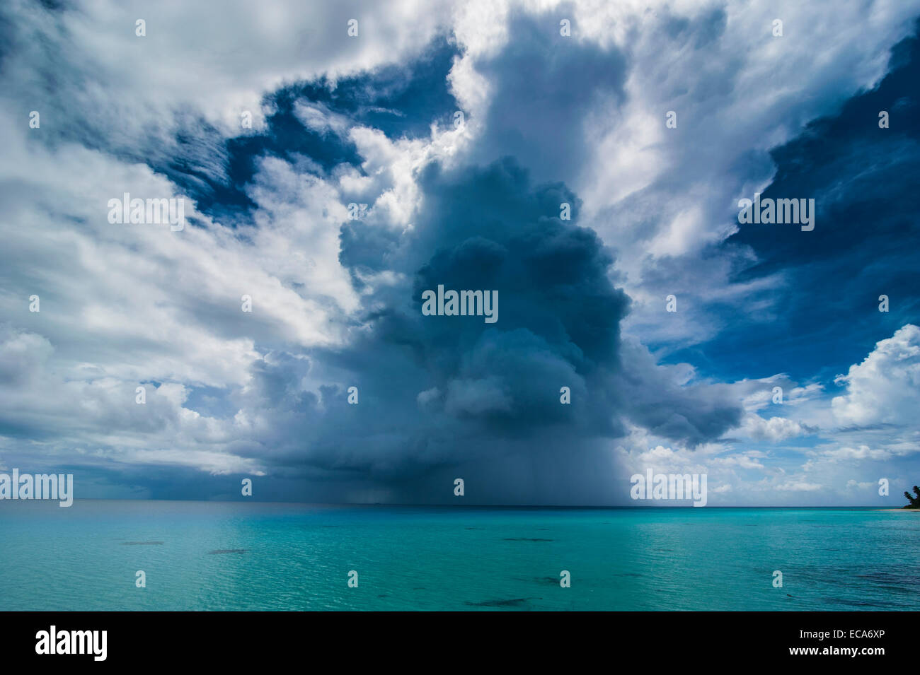 Oscuras nubes de lluvia encima del atolón Ant, Pohnpei, Micronesia Foto de stock