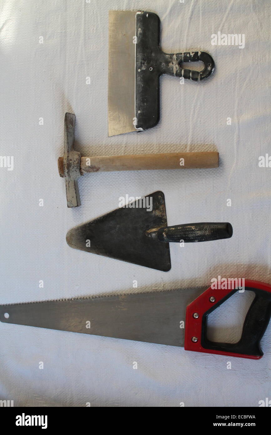 El conjunto de herramientas de construcción, un martillo, una sierra,  albañilería espátula llana limpia y prepararse para trabajar en casa de  reparación Fotografía de stock - Alamy