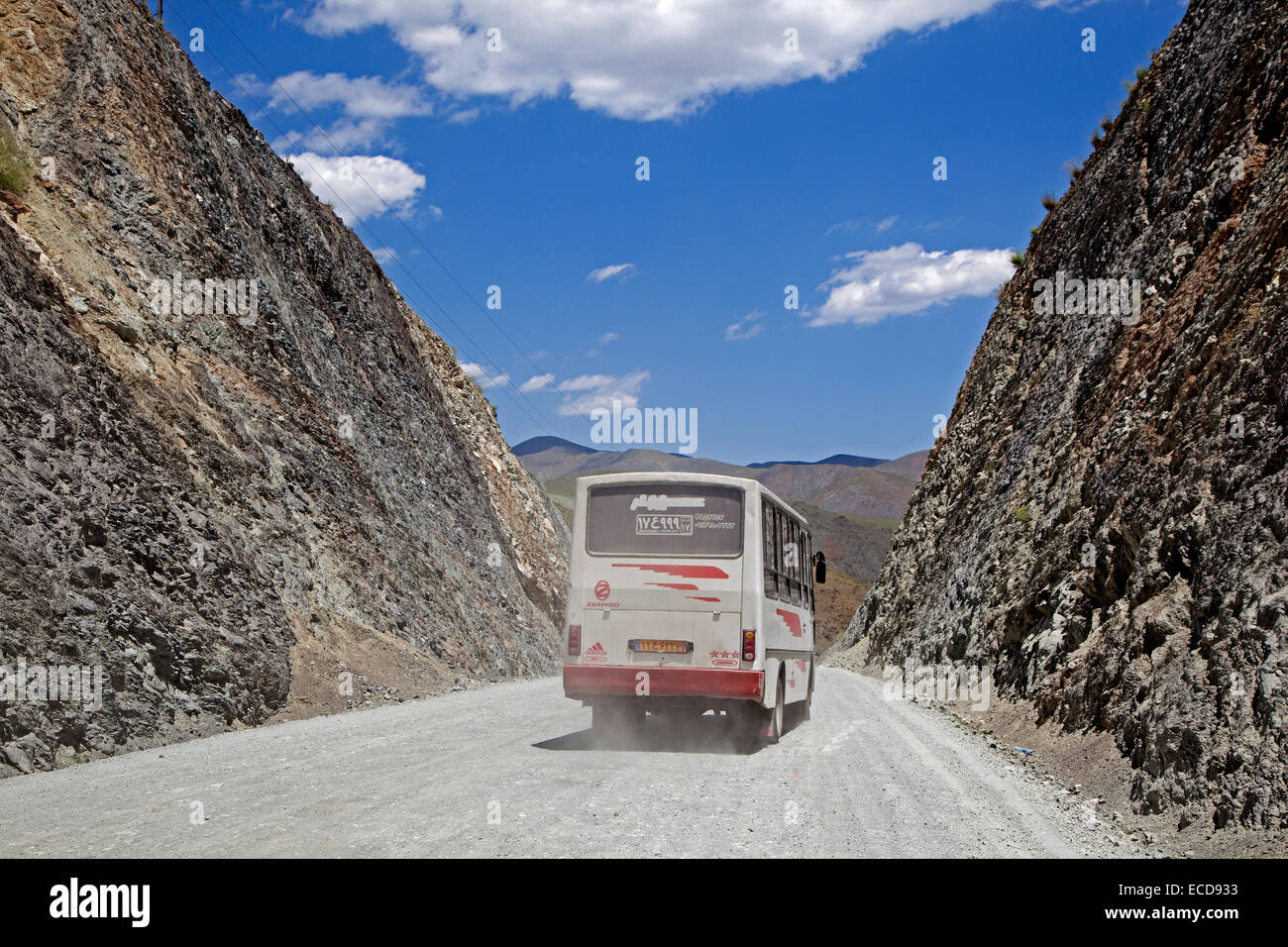 Transporte público por autobús cabalgando sobre un paso de montaña a Khoy, Azerbaiyán Occidental, Irán Foto de stock