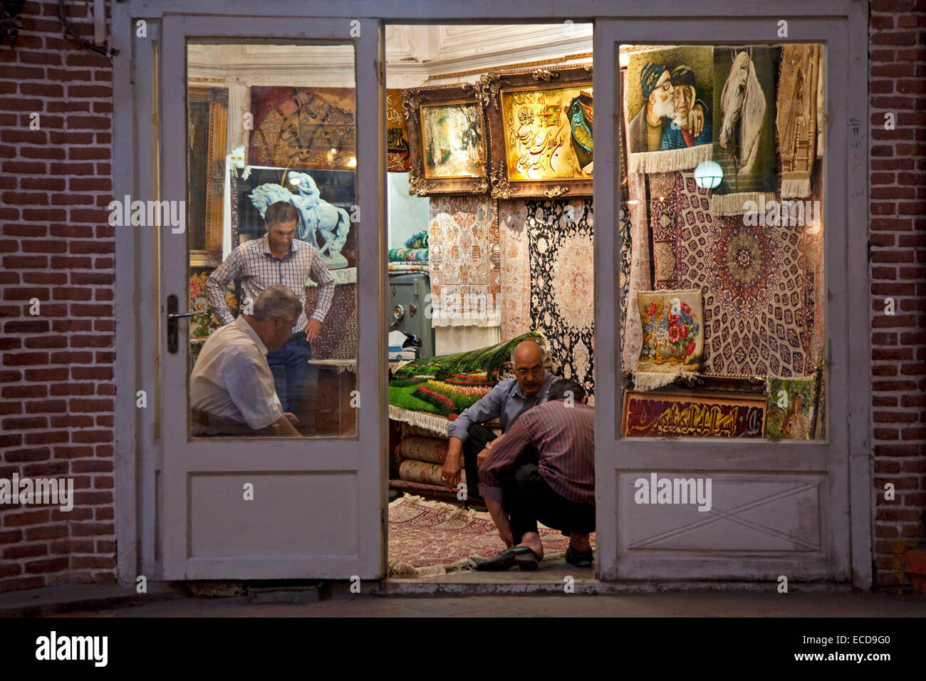 Proveedor iraní que venden alfombras en tienda de alfombras en el antiguo bazar histórico de la ciudad de Tabriz, Irán, Azerbaiyán Oriental Foto de stock