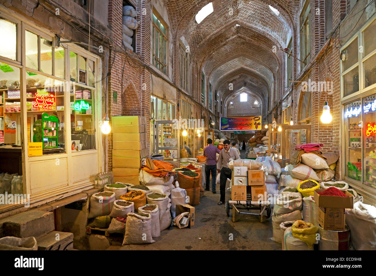 Bolsas grandes con especias para venta en el antiguo bazar histórico de la ciudad de Tabriz, Irán, Azerbaiyán Oriental Foto de stock