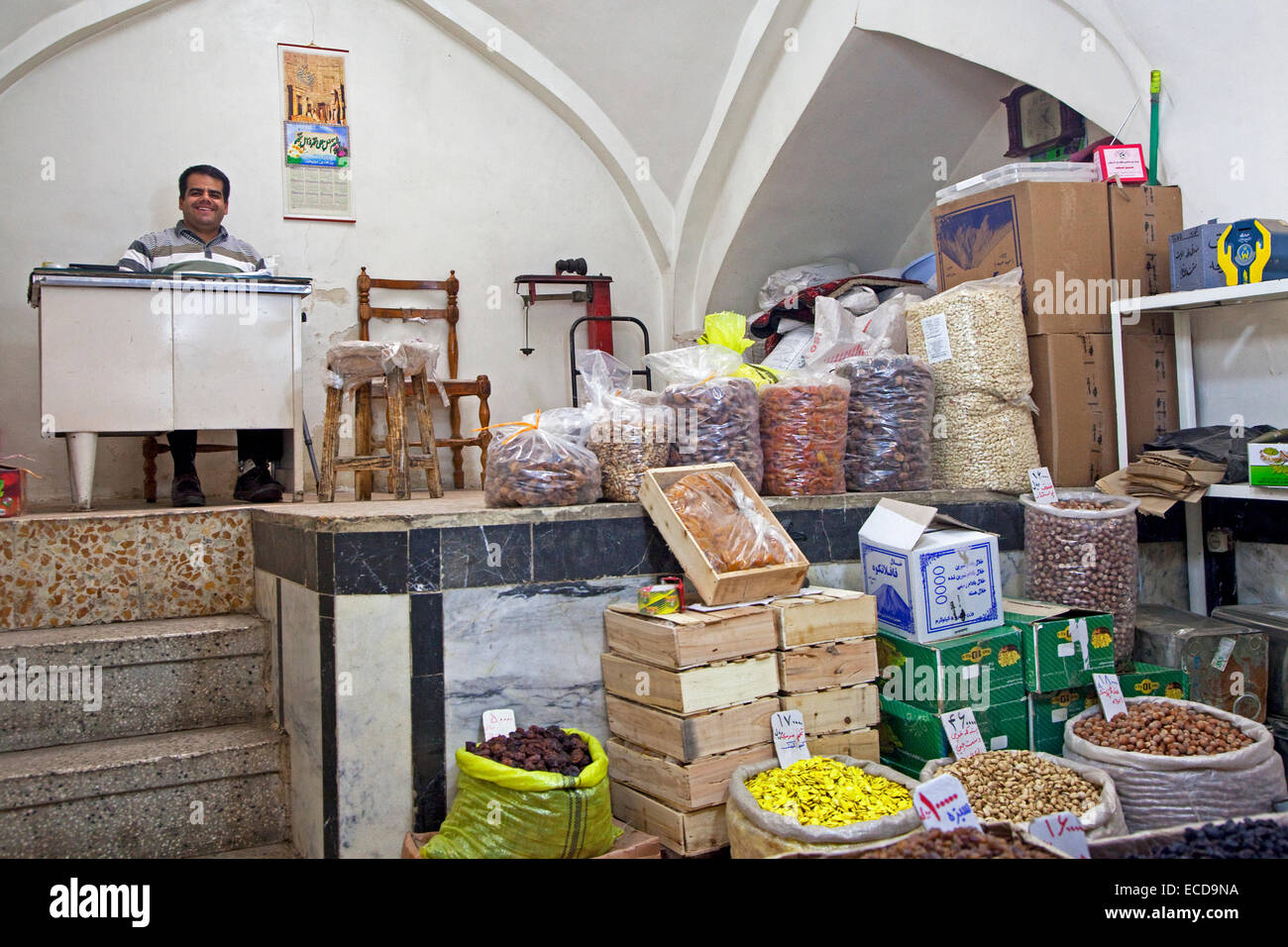 Vendedor iraní vendiendo especias en tienda en el antiguo bazar histórico de la ciudad de Tabriz, Irán, Azerbaiyán Oriental Foto de stock