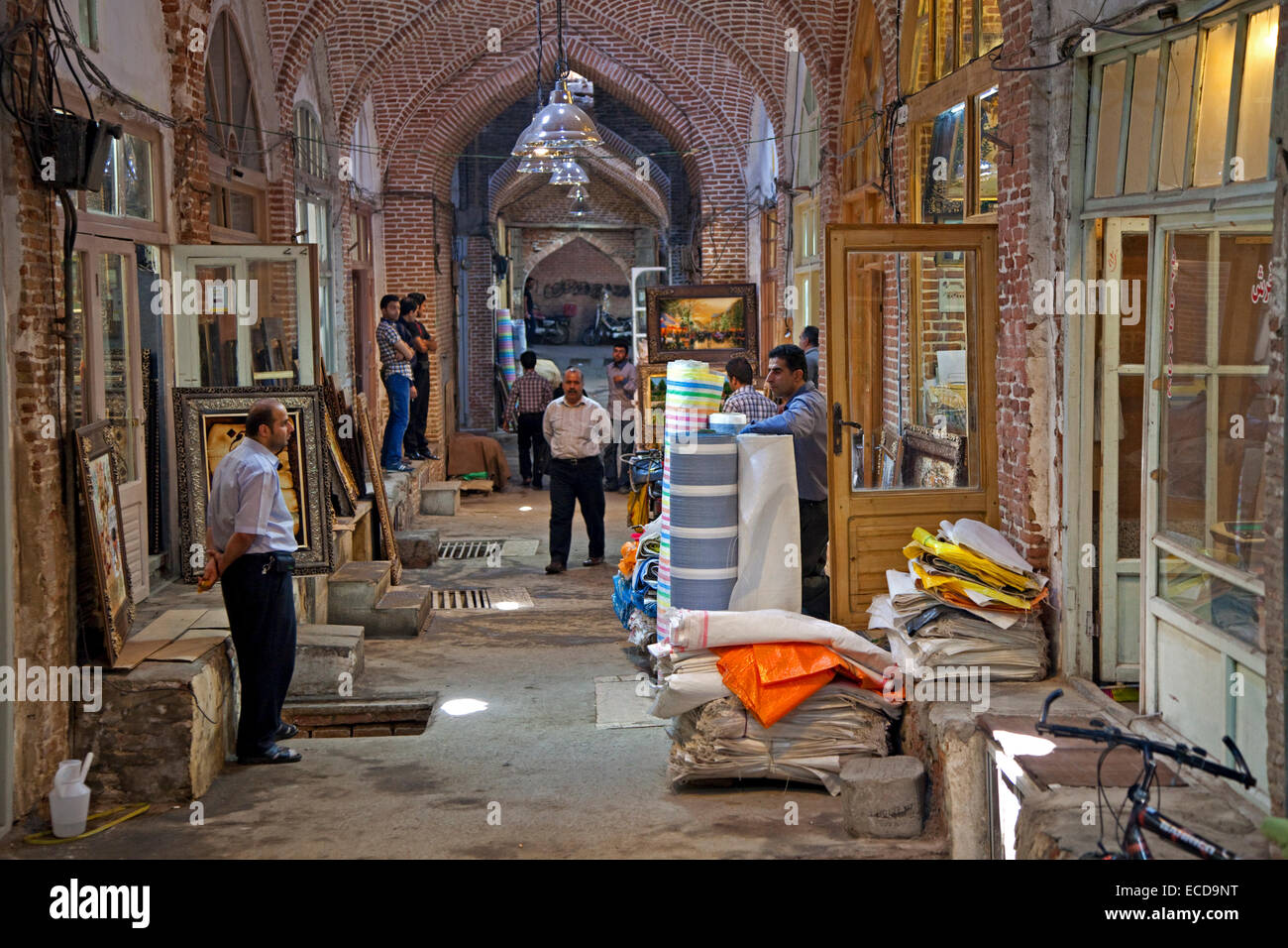 Proveedores iraní que venden antigüedades y telas en tiendas en el antiguo bazar histórico de la ciudad de Tabriz, Irán, Azerbaiyán Oriental Foto de stock