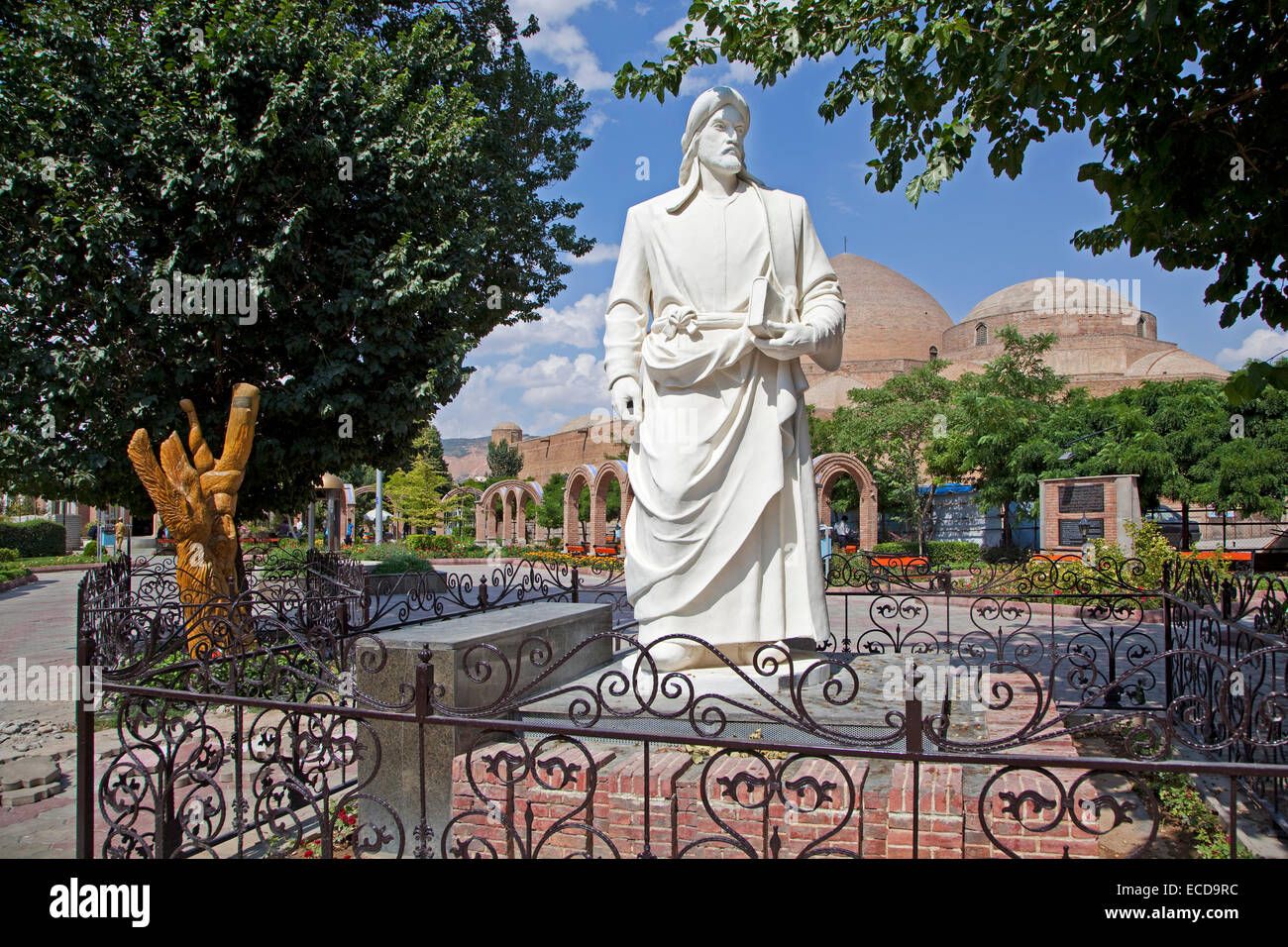 Blanca estatua del poeta persa Khaqani delante de la Mezquita Azul, en la ciudad de Tabriz, Irán, Azerbaiyán Oriental Foto de stock