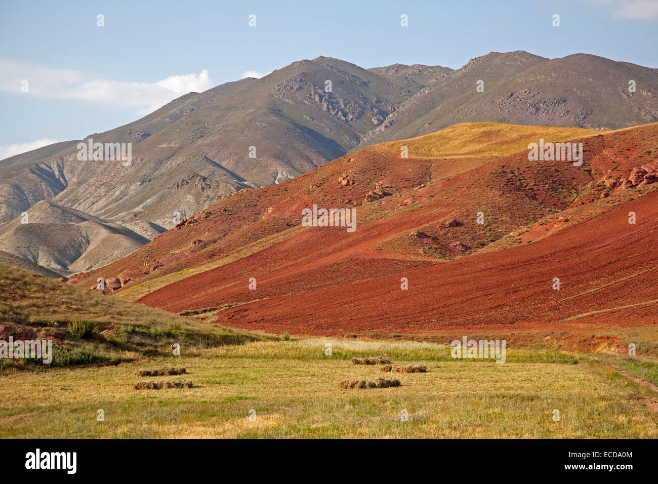Las laderas de las montañas coloridas entre Tabriz y Ardabil en Irán Foto de stock