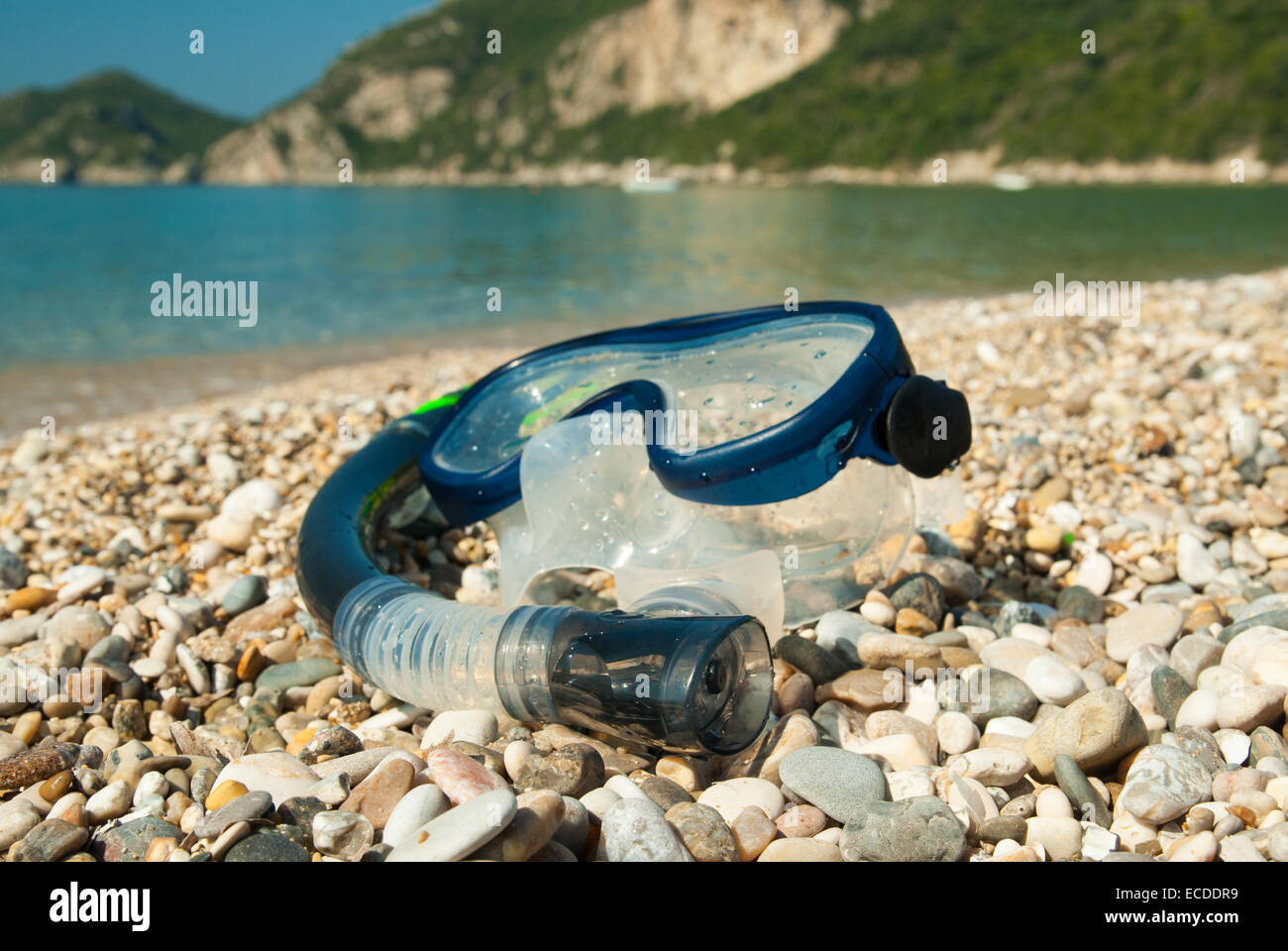 Nadar máscara y tubo para inmersión bajo el agua. Gafas de natación y un  tubo de snorkel tumbado en la arena cerca del agua en una playa soleada  Fotografía de stock -