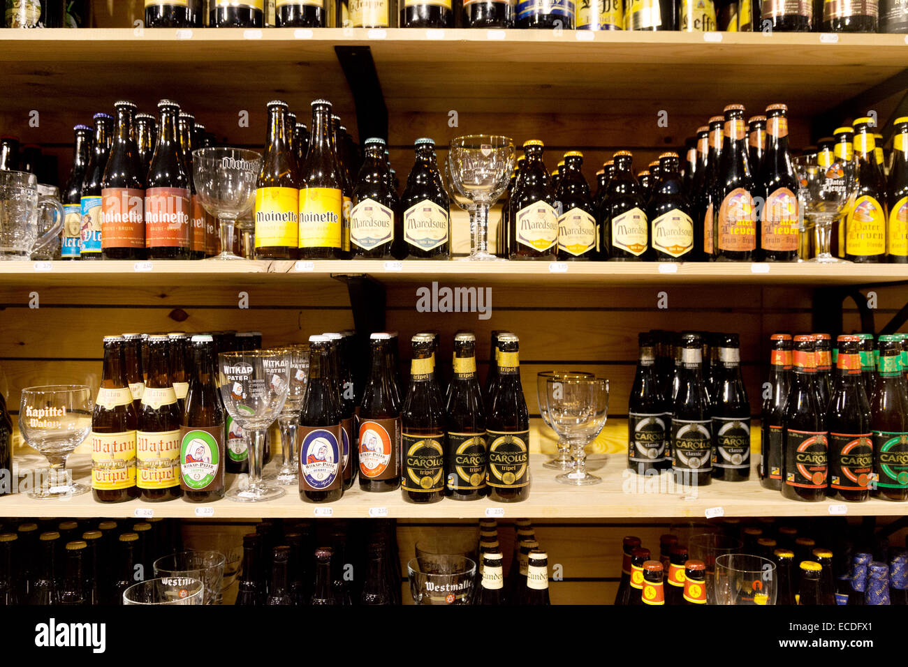 Cervezas Belgas en venta en una tienda de cerveza, Brujas, Bélgica, Europa Foto de stock