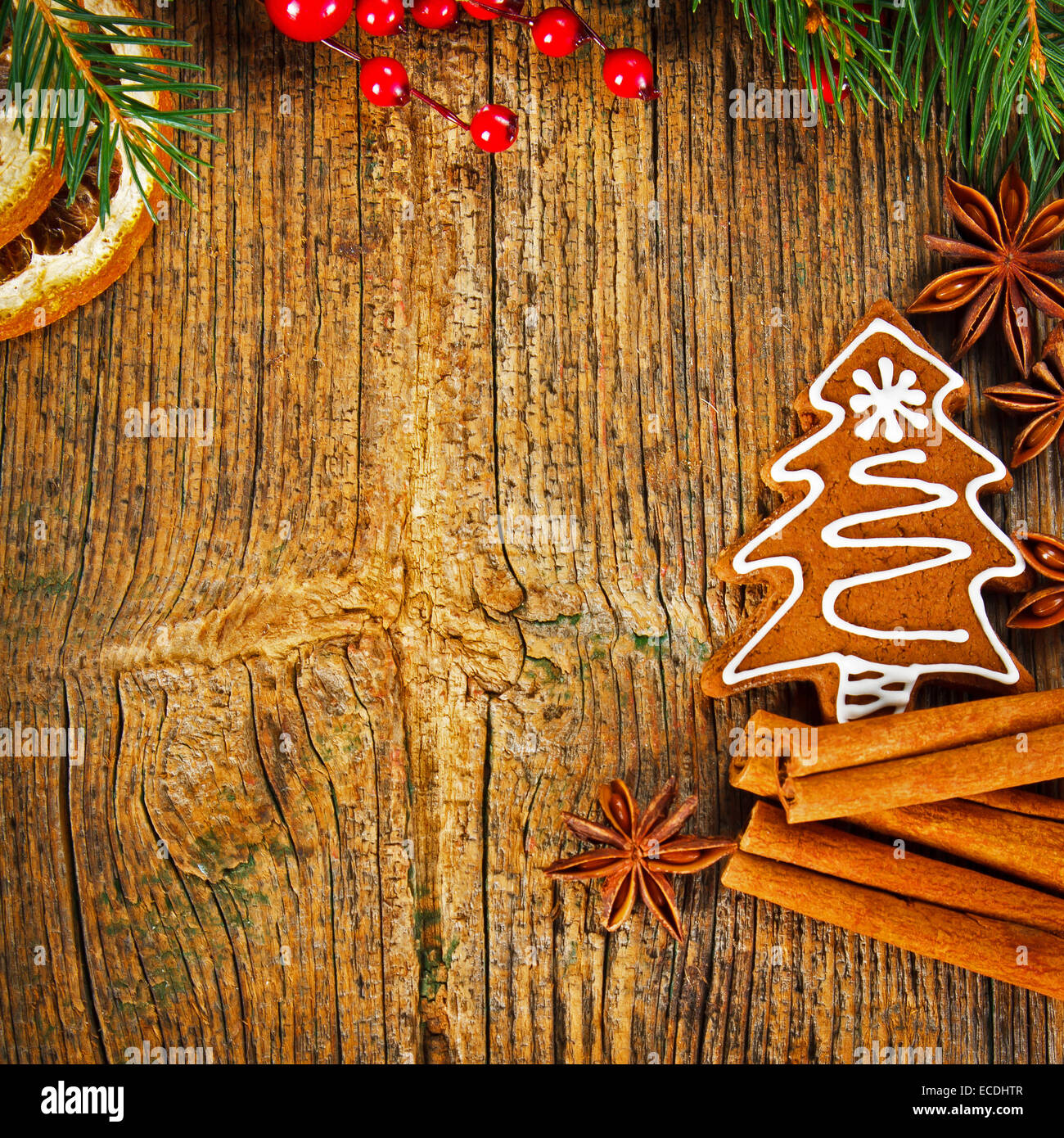 Composición de Navidad - galletas de jengibre, anís y canela sobre mesa de madera Foto de stock