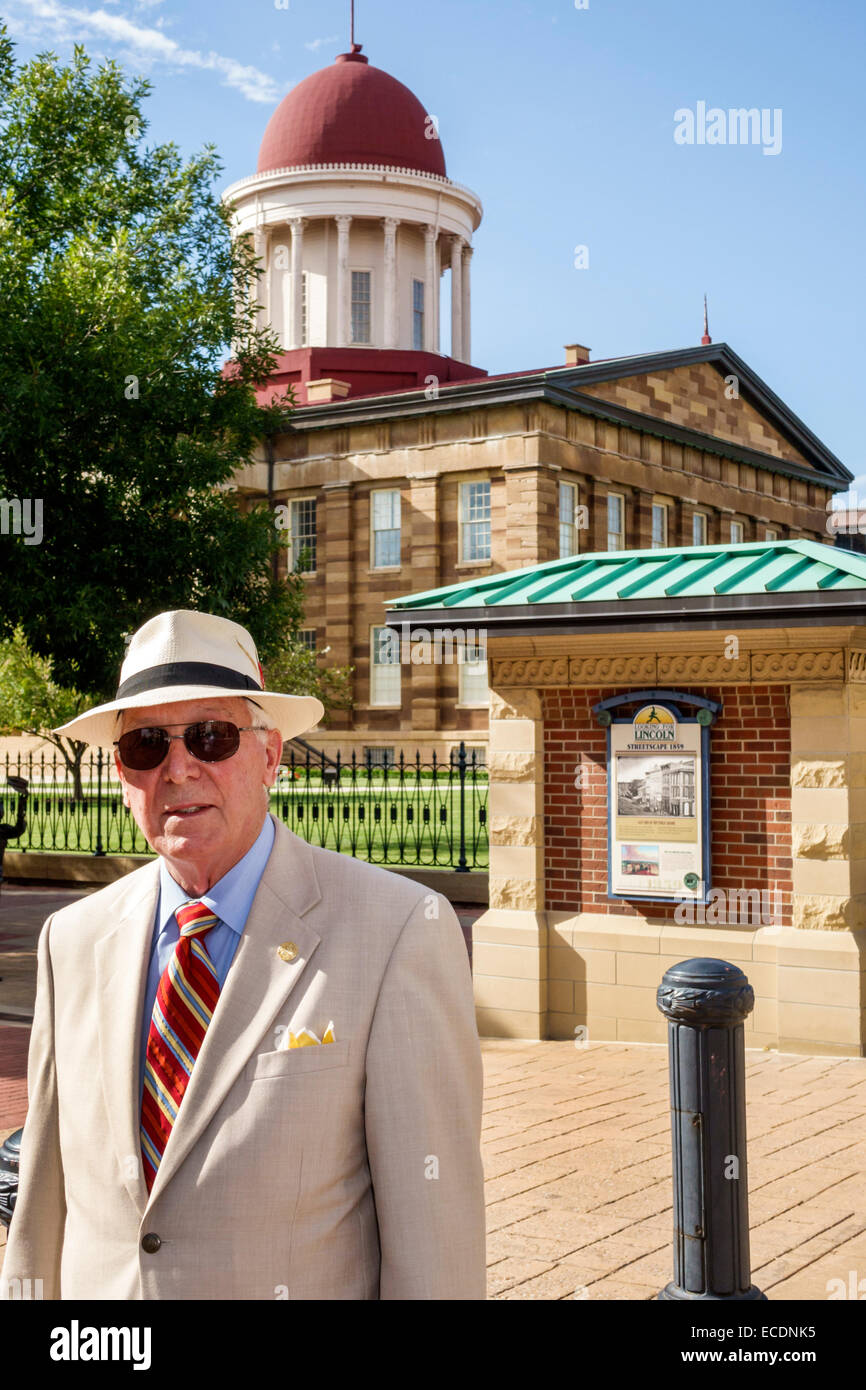Springfield Illinois,centro,edificios,Old State Capitol mayores ciudadanos,hombre hombres hombres,llevar, traje,fedora,sombrero,IL140903 Fotografía de stock Alamy