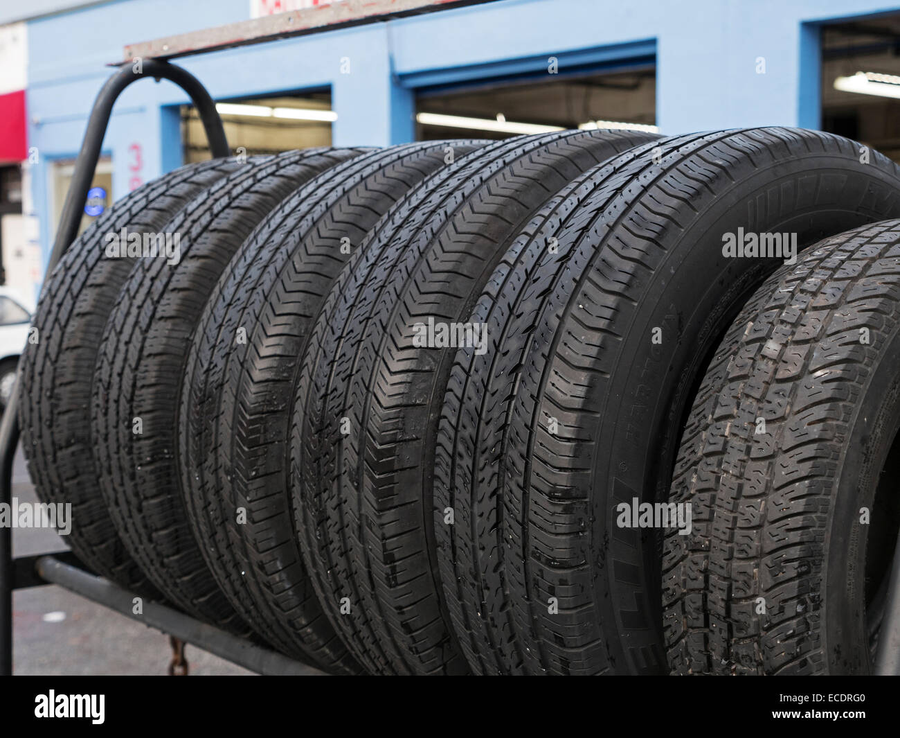 Un rack de neumáticos de coche en la pantalla para la venta. Foto de stock