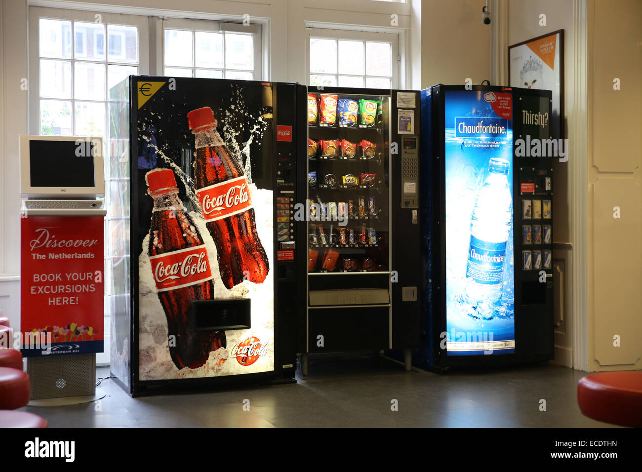 Máquina expendedora de refrescos agua snack Foto de stock