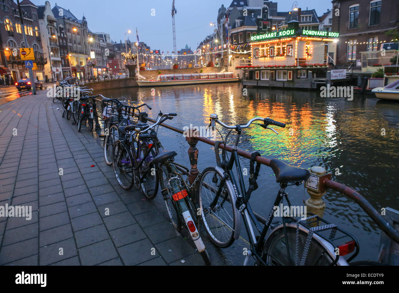 Nocturno de la calle Amsterdam bike canales canal Foto de stock