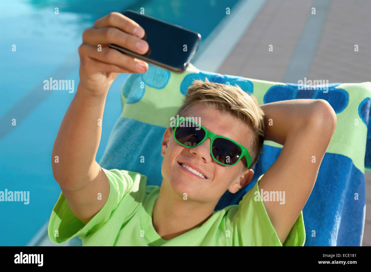Hombre Joven En Gafas De Sol En La Piscina Foto de stock y más