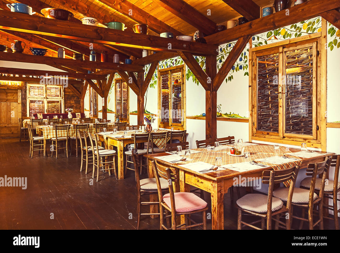 Praga, República Checa - Octubre 20, 2014: restaurante serbio en el corazón de Praga, diseño interior tradicional, con nombre Biogurmania - Je Foto de stock
