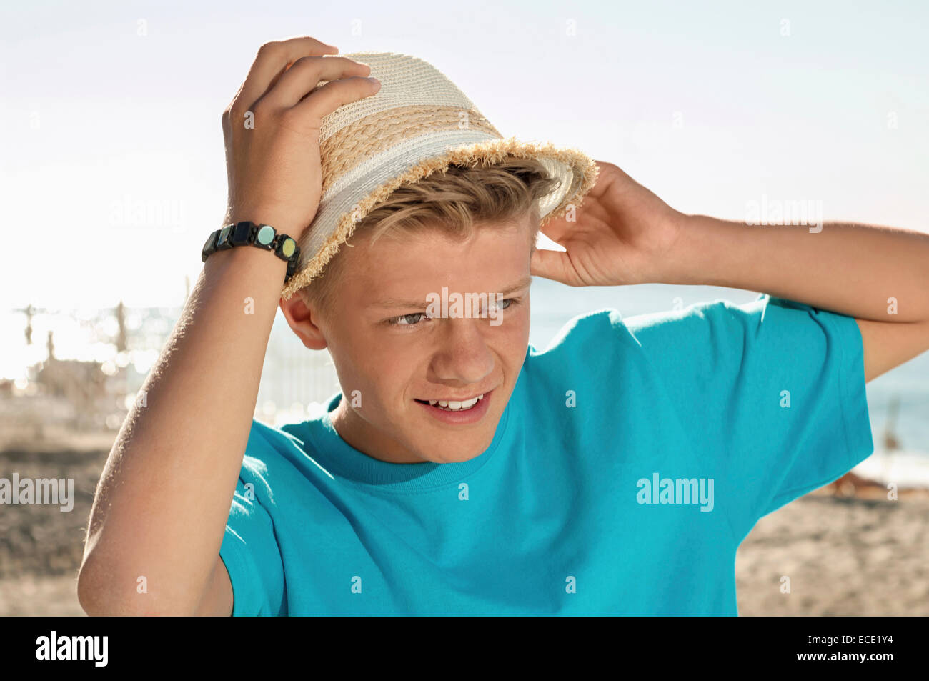 Boy vacaciones verano playa t-shirt sombrero de paja Foto de stock