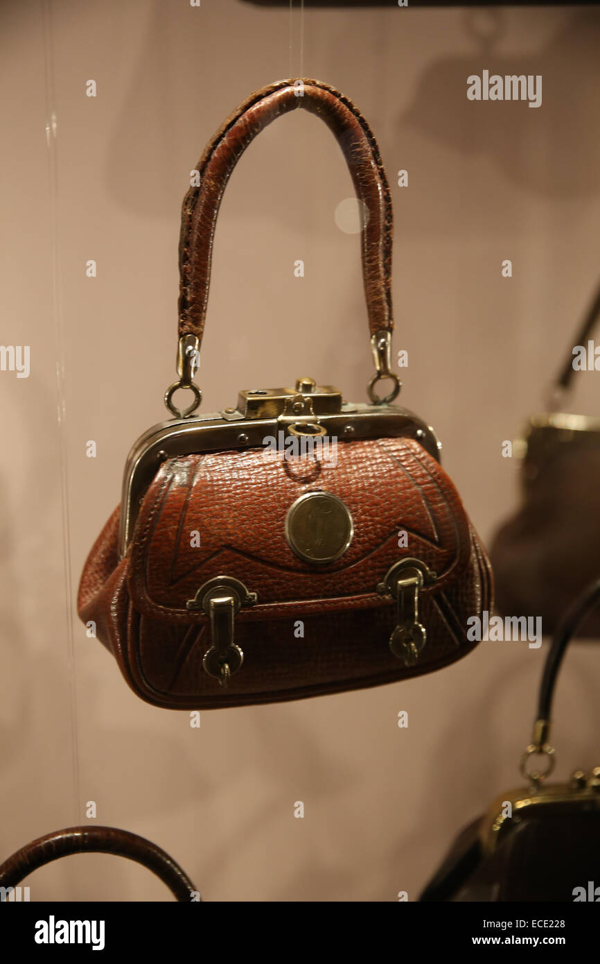 El cierre metálico para bolsos de cuero o textiles, bolsos, carteras  aisladas Fotografía de stock - Alamy