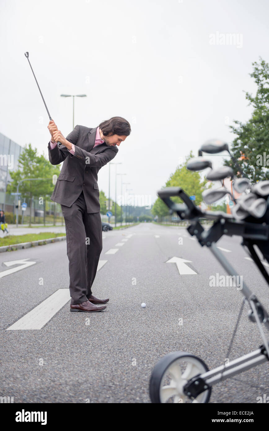 El hombre camino riesgoso Cross golf decidir decisión objetivo Foto de stock
