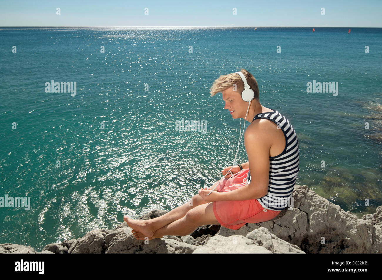 Adolescente boy relajarse escuchando música auriculares Foto de stock