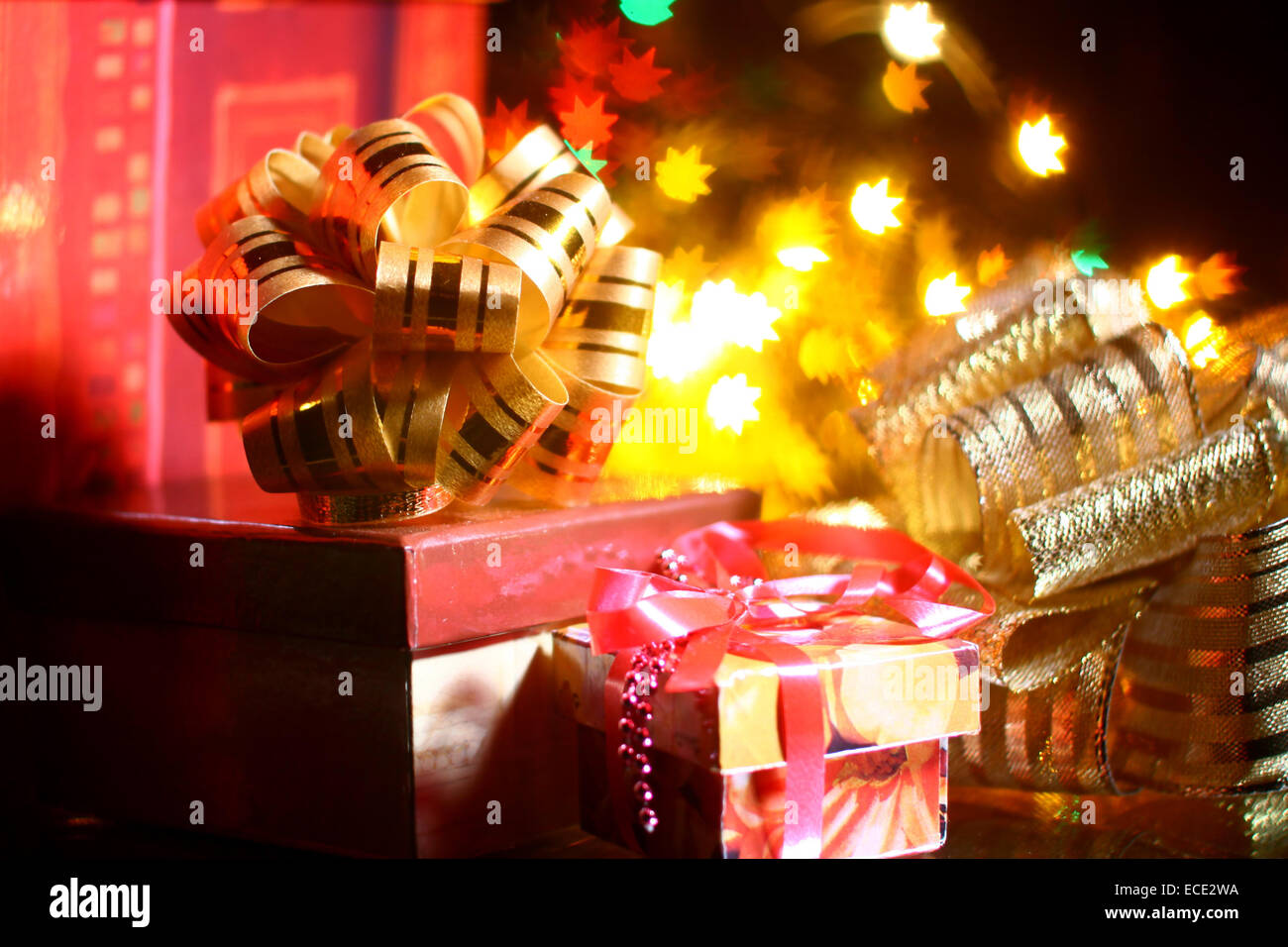 Regalos de Navidad de fondo estrellas calientes Fotografía de stock - Alamy