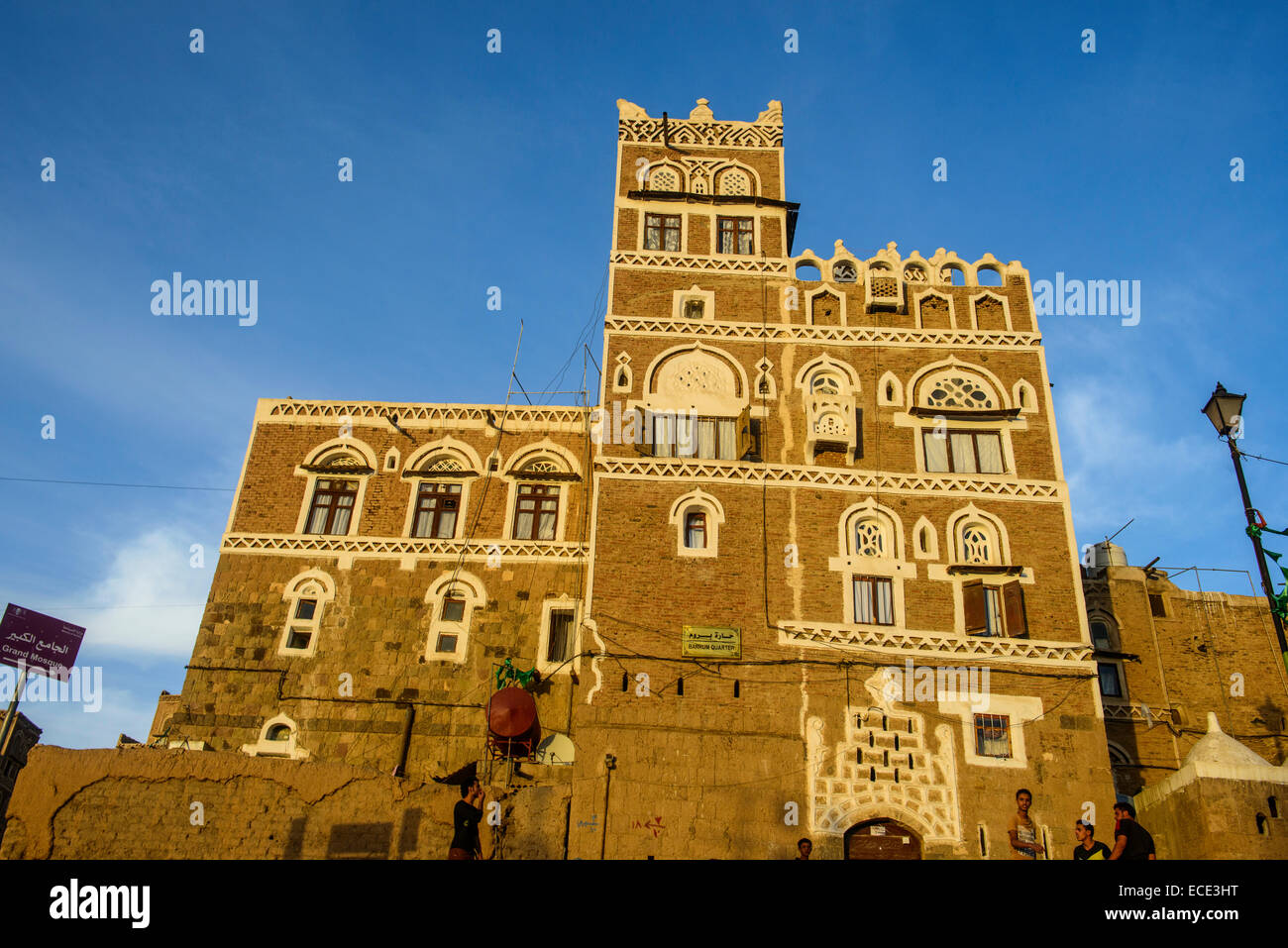 Antigua casa tradicional en la ciudad vieja de Sana'a, Sitio del Patrimonio Mundial de la UNESCO, Sana'a, Yemen Foto de stock