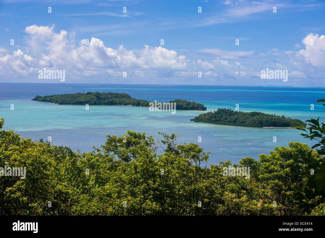 Vista sobre la isla de Babeldaob y algunos islotes, Palau, Micronesia Foto de stock