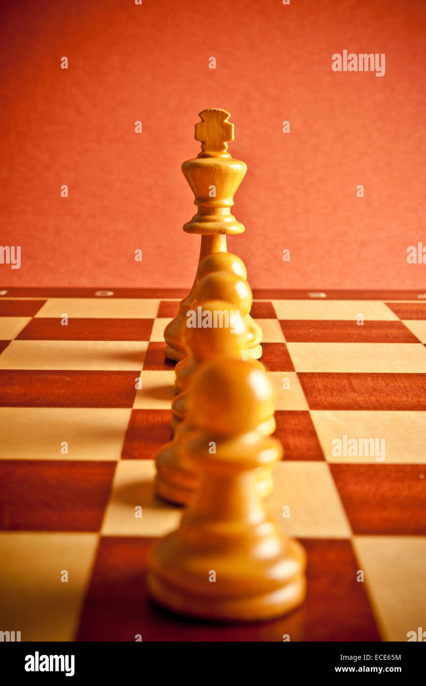 Rey de ajedrez y los peones, concepto de trabajo en equipo y la cooperación Foto de stock