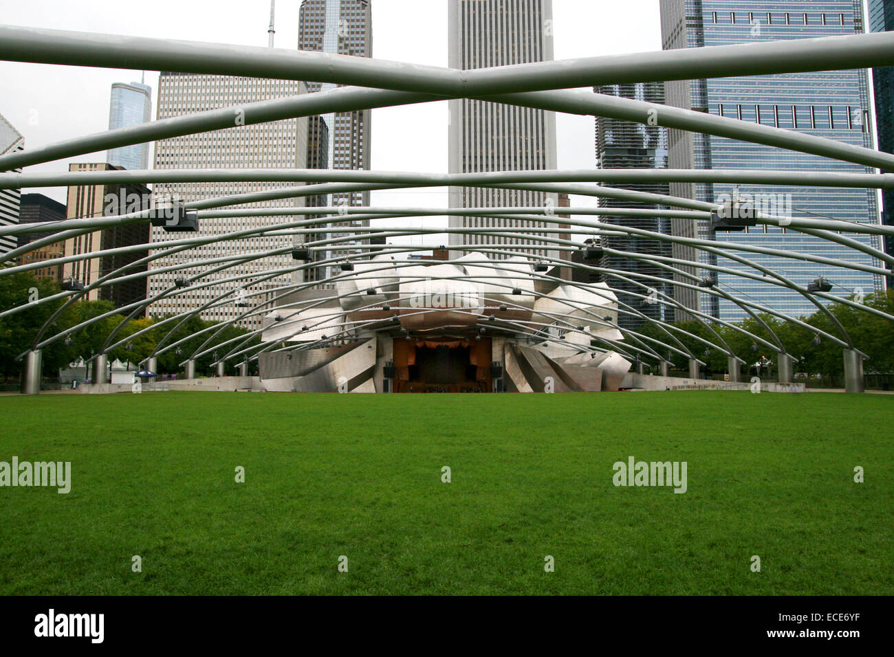 Jay Pritzker Pavillion Millenium Park Architektur blau buero chicago stadt ciudad amerika american Aussergewoehnlich Symmetrisch K Foto de stock