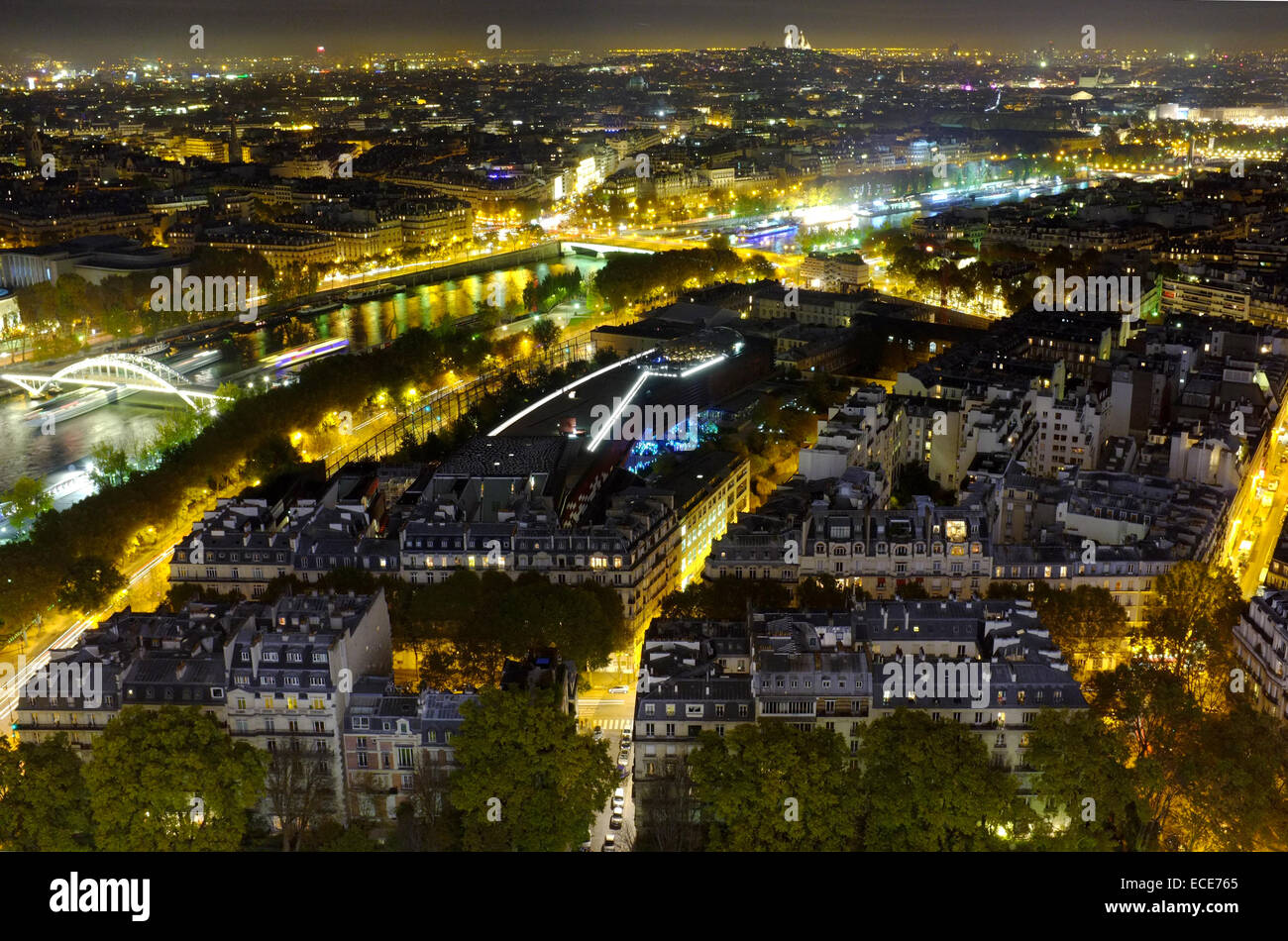 París por la noche, el río Sena reflejando las luces de la ciudad y  edificios resplandecen bajo las luces de la calle Fotografía de stock -  Alamy