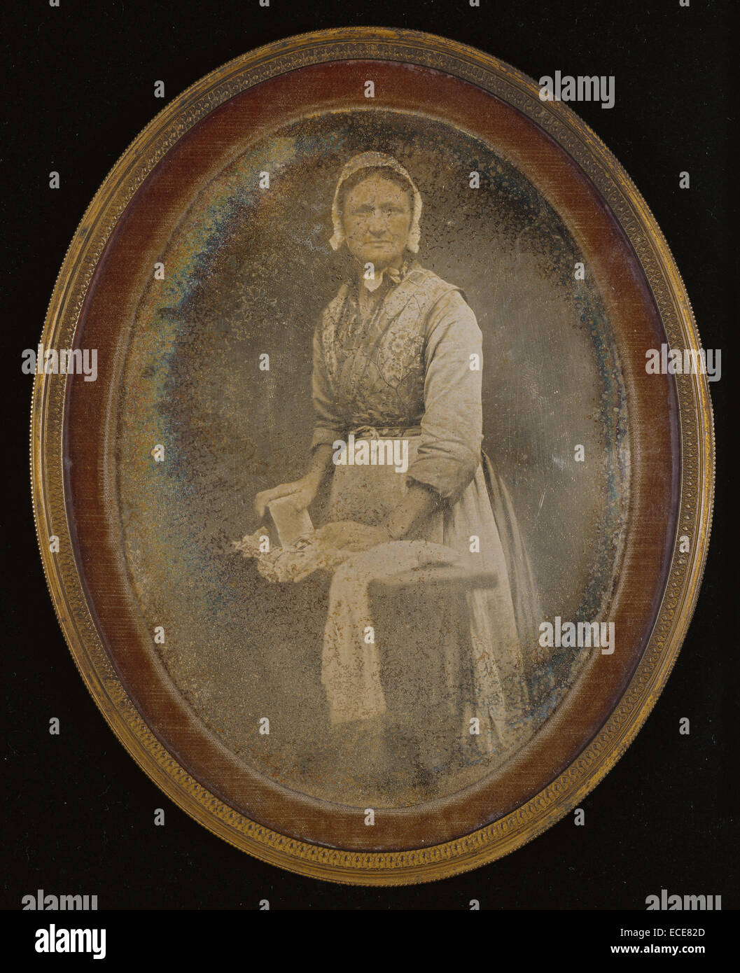 Retrato de una lavandera; desconocido, creador francés; 1848 - 1850; daguerrotipo, mano de color; imagen: 13,5 x 10 cm (5 x 3 5/16 15/16 in.), la placa (crudamente toda cortada, placa en forma oval): 15,7 x 11,9 cm (6 3/16 x 4 11/16). Foto de stock