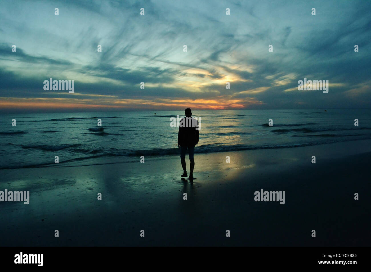 Caminando hacia el horizonte fotografías e imágenes de alta resolución -  Alamy