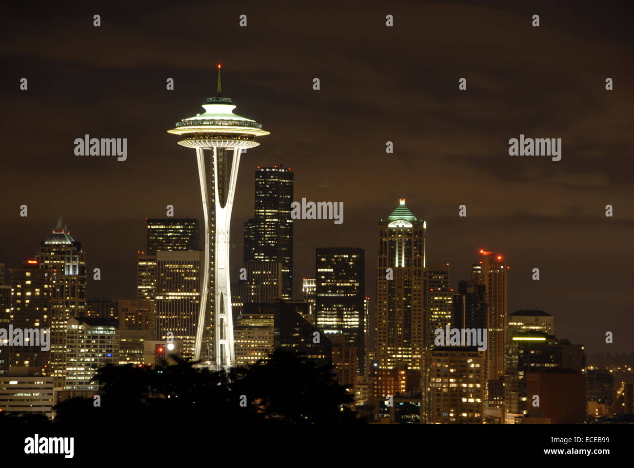 Horizonte de la ciudad con aguja Espacial por la noche, Seattle, Washington, EE.UU Foto de stock