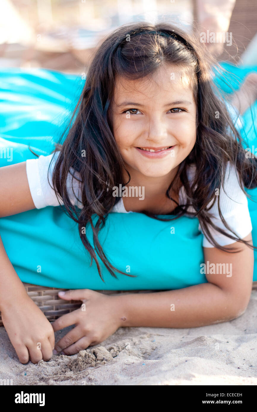 Chica Tumbada Sobre La Arena Playa Fotografías E Imágenes De Alta Resolución Alamy 4266