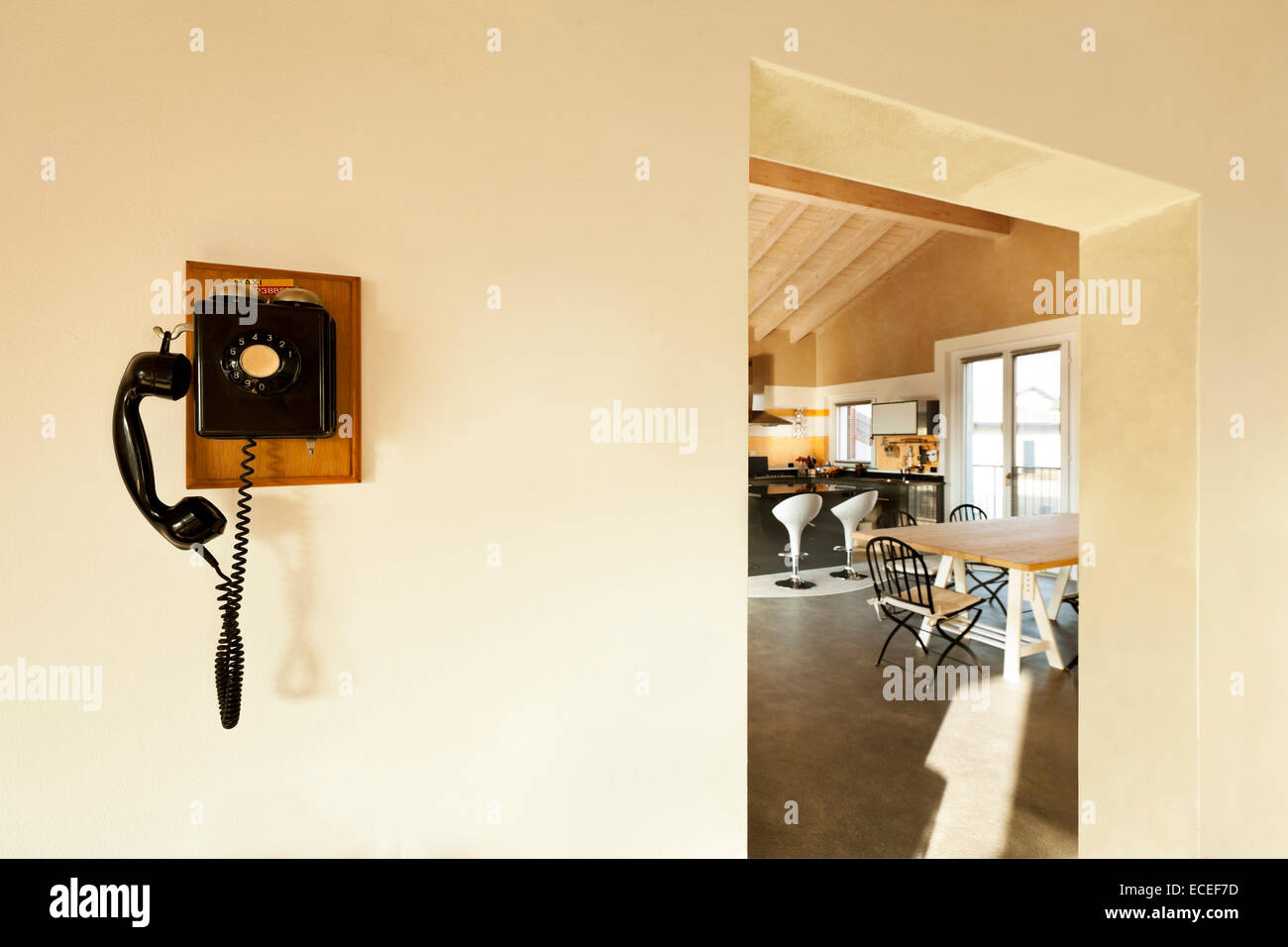 Vista de la cocina y el teléfono, vintage en la pared Foto de stock