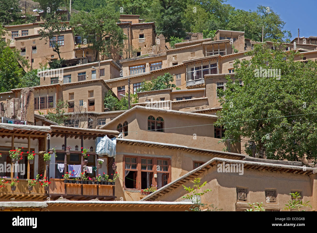 Casas de adobe interconectados, varillas y bole en estilo terraza en la aldea / Massulya Masuleh, de la provincia de Gilan, Irán Foto de stock