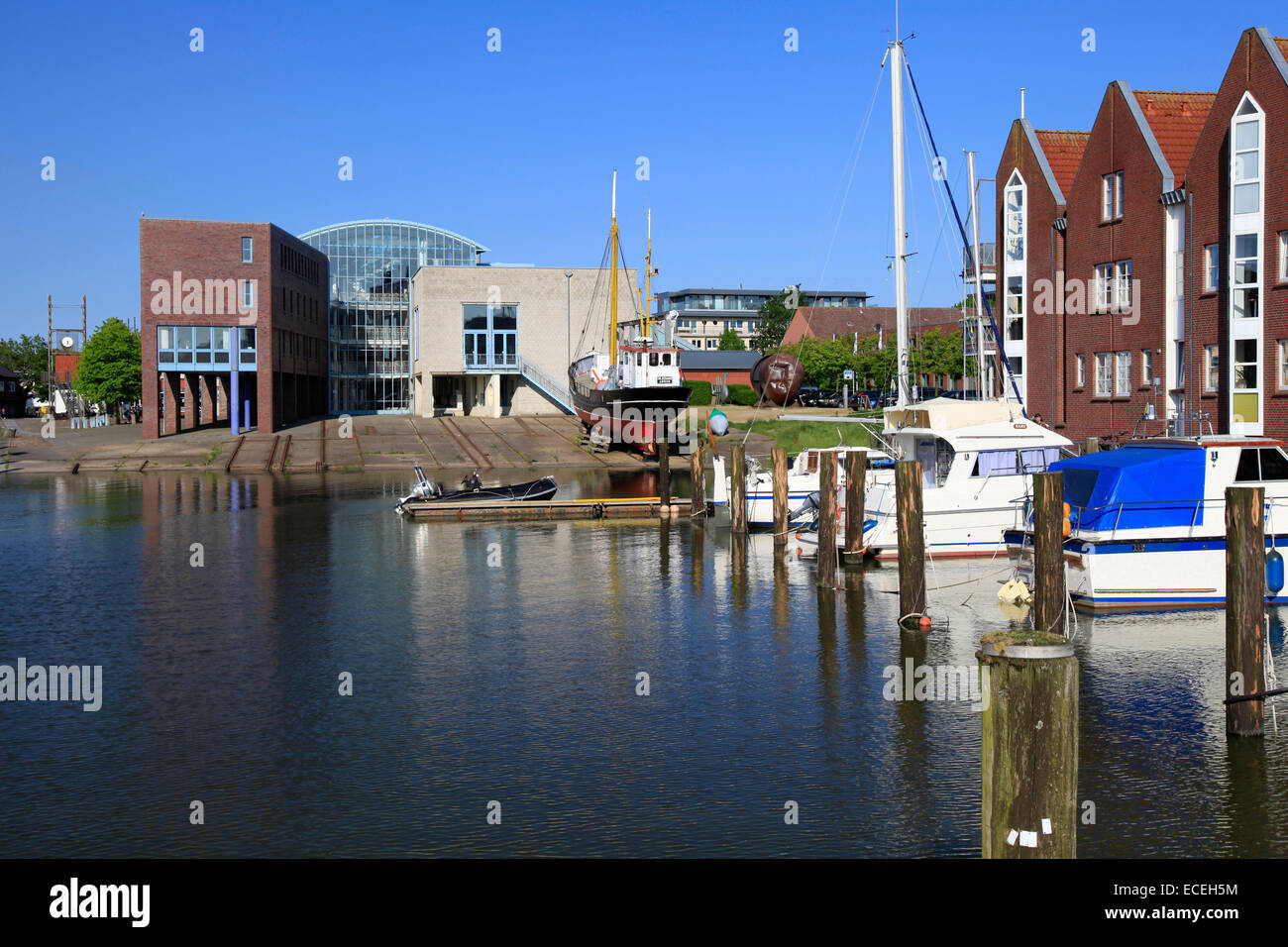 El puerto interior de Husum. Es la capital del distrito de Frisia septentrional en Schleswig-Holstein. Husum está situado en la costa del Mar del Norte. Foto: Klaus Nowottnick Fecha: Mayo 27, 2012 Foto de stock