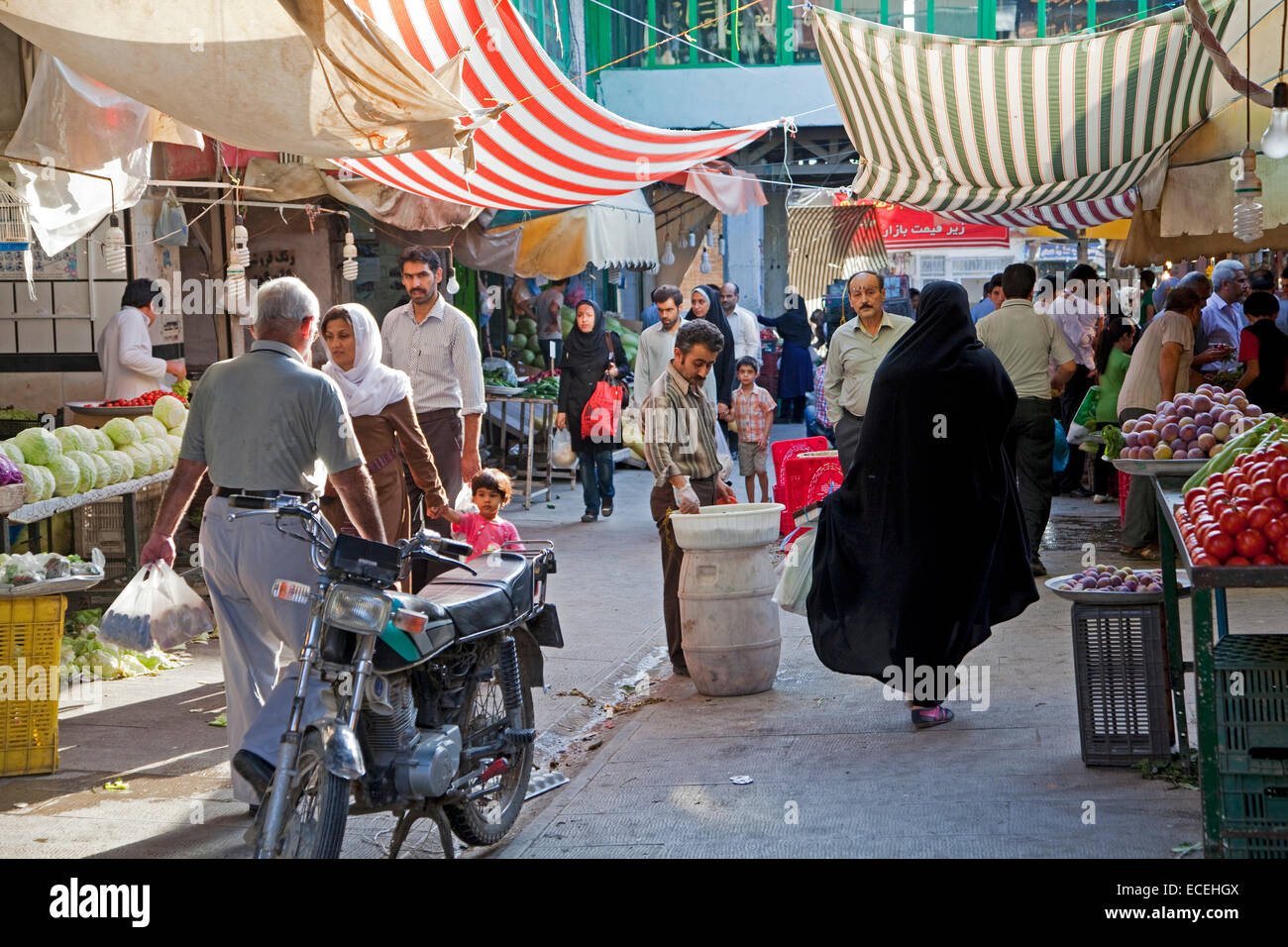 Los iraníes comprando alimentos en el mercado de hortalizas en la ciudad Gorgan / Gurgan, provincia de Golestán, Irán Foto de stock