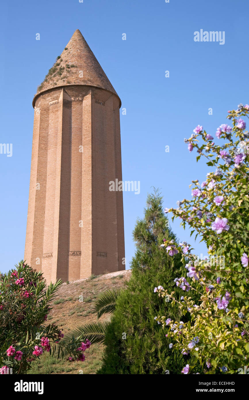 La torre de Kavus, remanente de Ziyarid arquitectura en Gonbad-e / Gonbad Kavus, provincia de Golestán, Irán Foto de stock