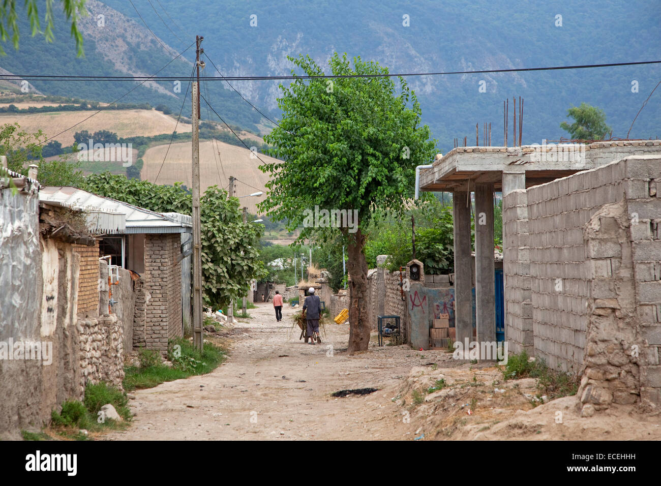 Las casas a lo largo de callejón, en una pequeña aldea rural en Irán Foto de stock