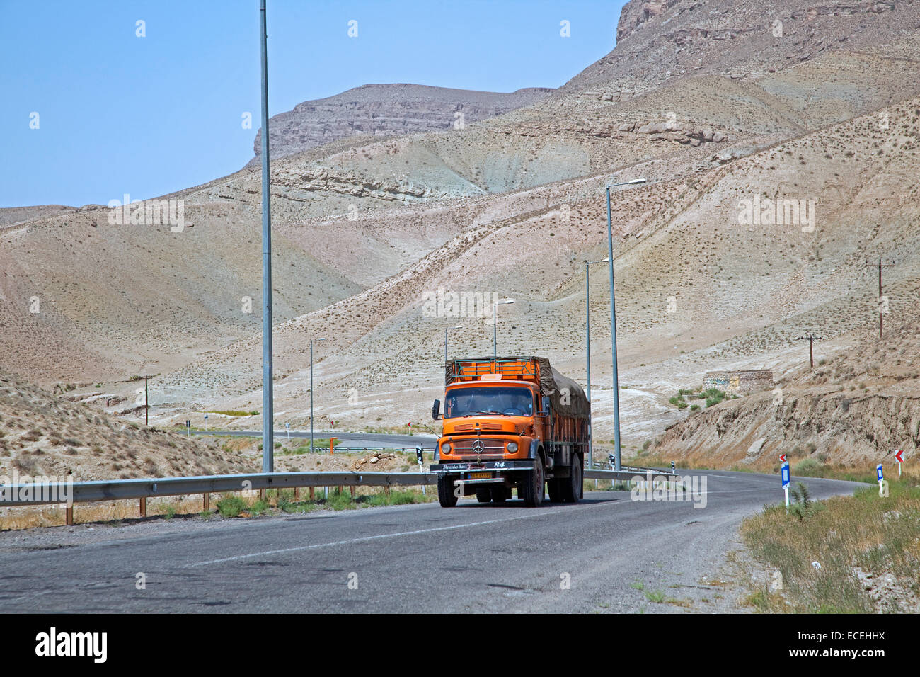 Carretilla en autopista desde Mashhad a Turkmenistán a través del desierto de Karakum en Irán Foto de stock