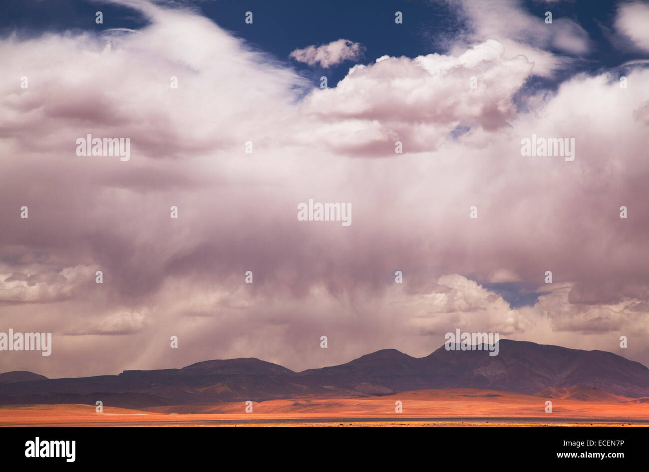 Virga nubes en el desierto de Atacama Chile Foto de stock
