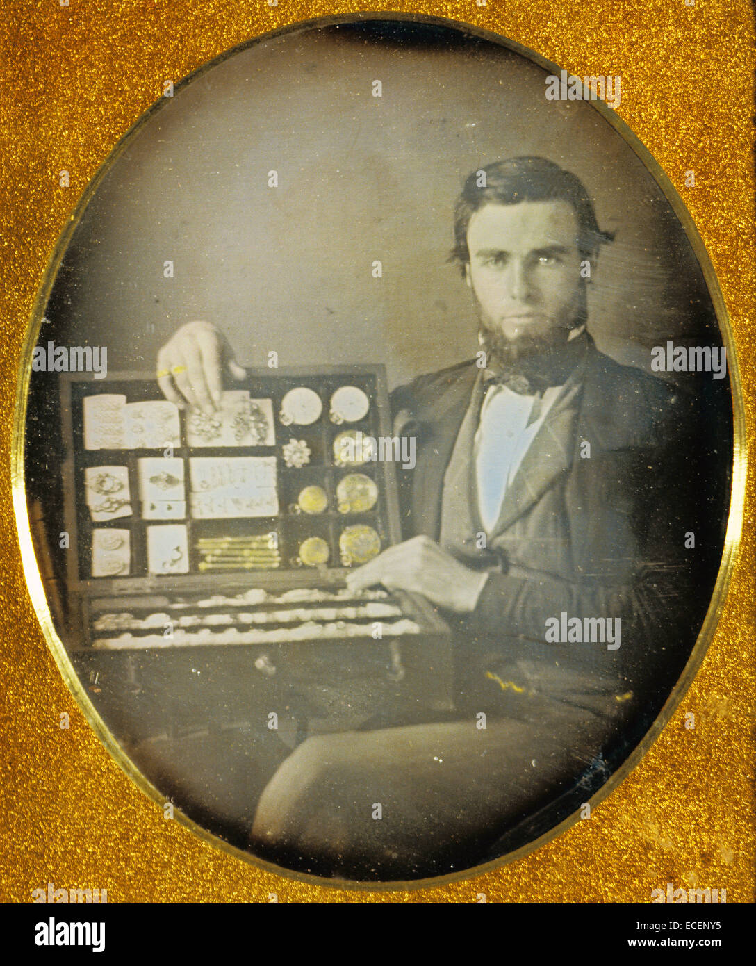 Retrato de un vendedor de joyería; atribuye a Robert H. Vance, Americana, 1825 - 1876; 1853 - 1854; daguerrotipo, mano de color; 1/6 de placa, Imagen: 7,1 x 5,9 cm (2 13/16 x 2 5/16"). Foto de stock