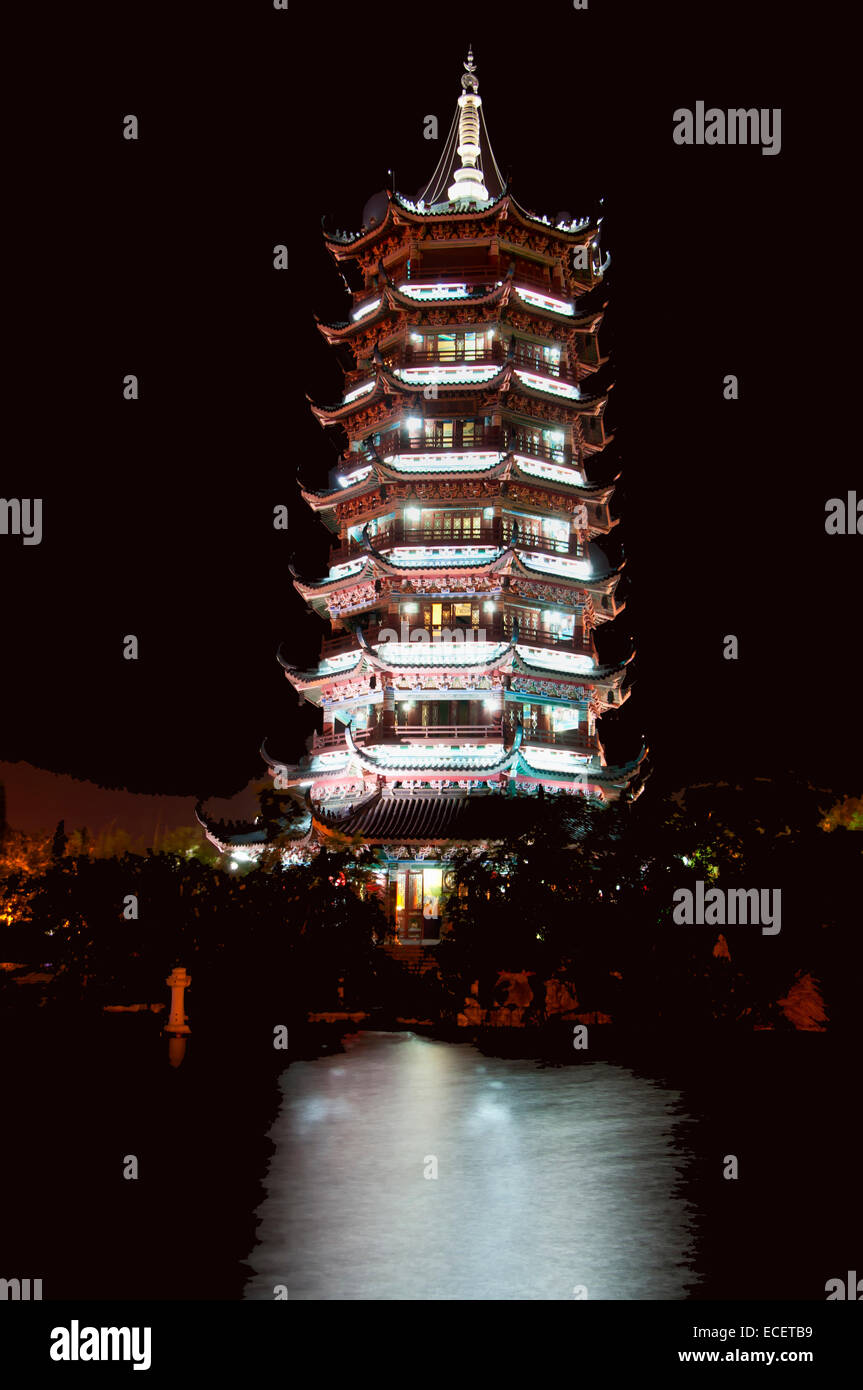 La pagoda de plata en Guilin, China, por la noche. Foto de stock