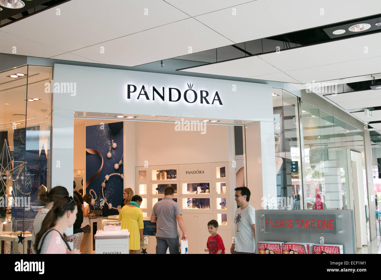 Señoras joyería Pandora en Sydney's warringah Mall Shopping Centre, Sydney,  Australia Fotografía de stock - Alamy