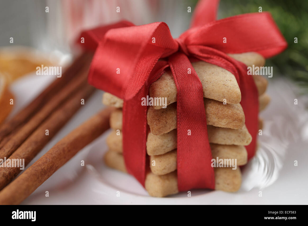 Cookies estrella casero atado con cinta, rústica foto Foto de stock