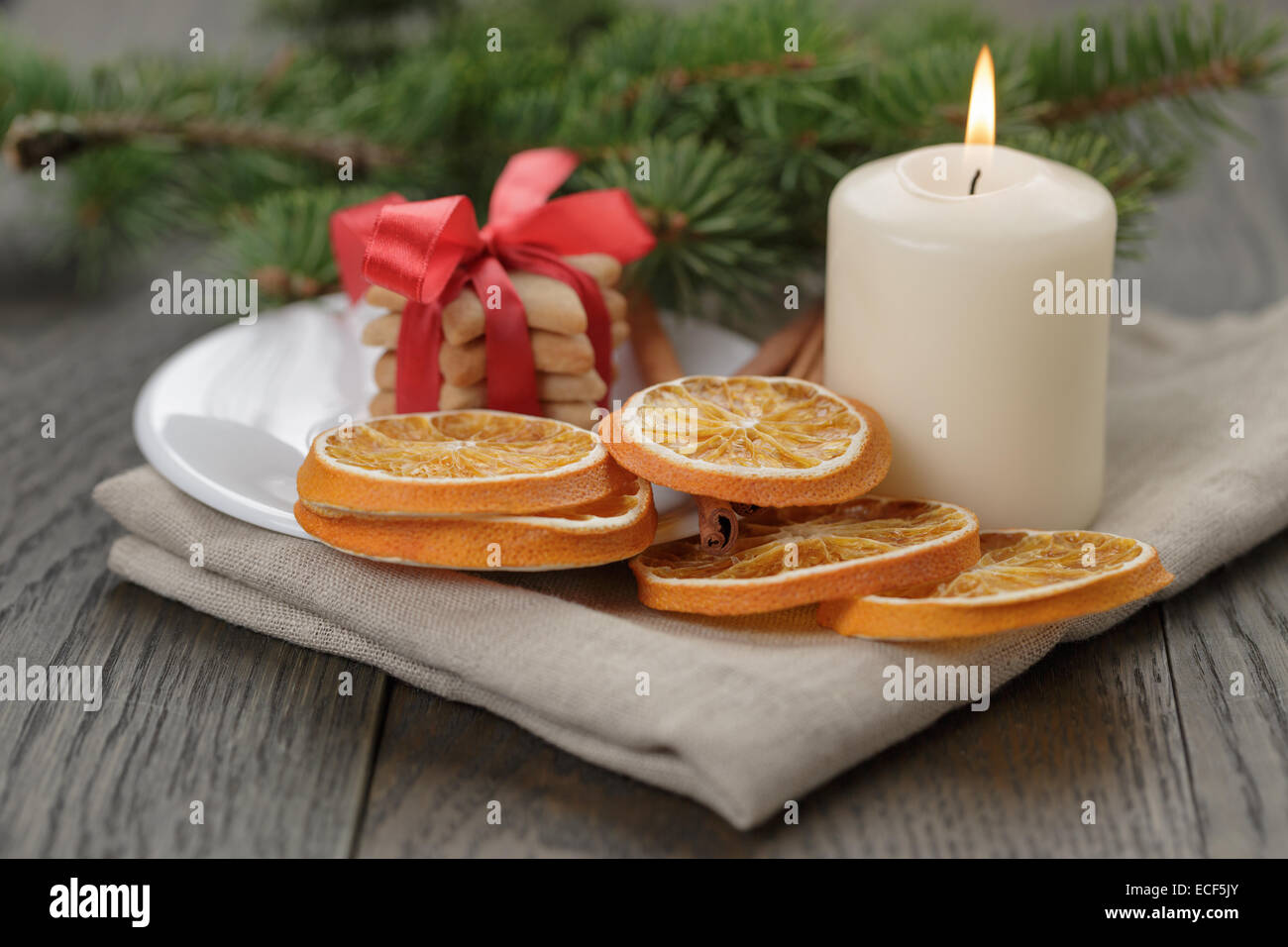 Composición navideña con galletas y Velas Rústicas, foto Foto de stock