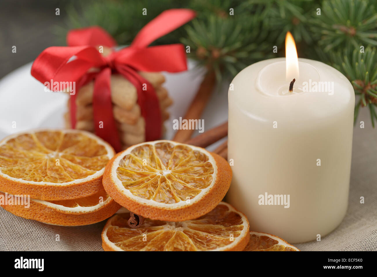 Composición navideña con galletas y Velas Rústicas, foto Foto de stock