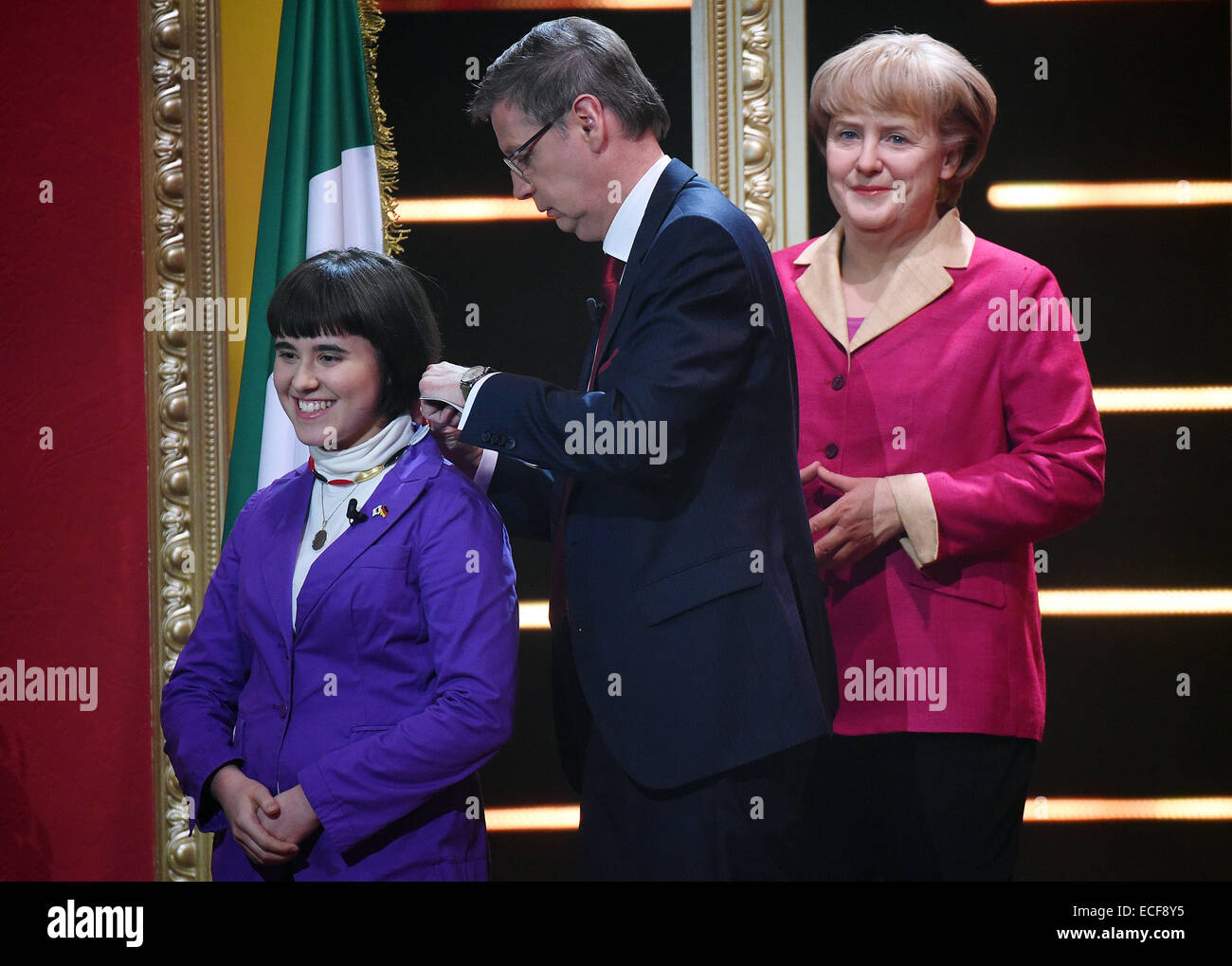Huerth, Alemania. 07 Dec, 2014. Maria Zanchetta (16), un italiano fanático de la canciller alemana, Angela Merkel, se desgasta la canciller de la 'Deutschlandkette' ('Alemania collar'), puesto por TV host Guenther Jauch durante el espectáculo 'Live TV RTL 2014! Menschen, bilder, Emotionen' en Huerth, Alemania, 07 de diciembre de 2014. Foto: Henning Kaiser/dpa/Alamy Live News Foto de stock