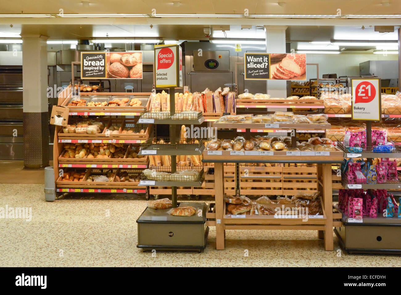 Tienda de supermercado Tesco de alimentación y supermercado en el  departamento de panadería de tiendas con estantes de pan recién horneado en  la exposición Londres Inglaterra Reino Unido Fotografía de stock -