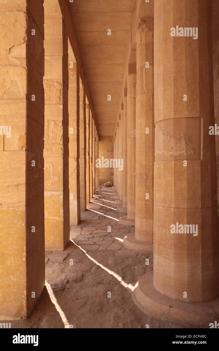 La antigua piedra columnas cuadradas y redondas en templo egipcio Foto de stock