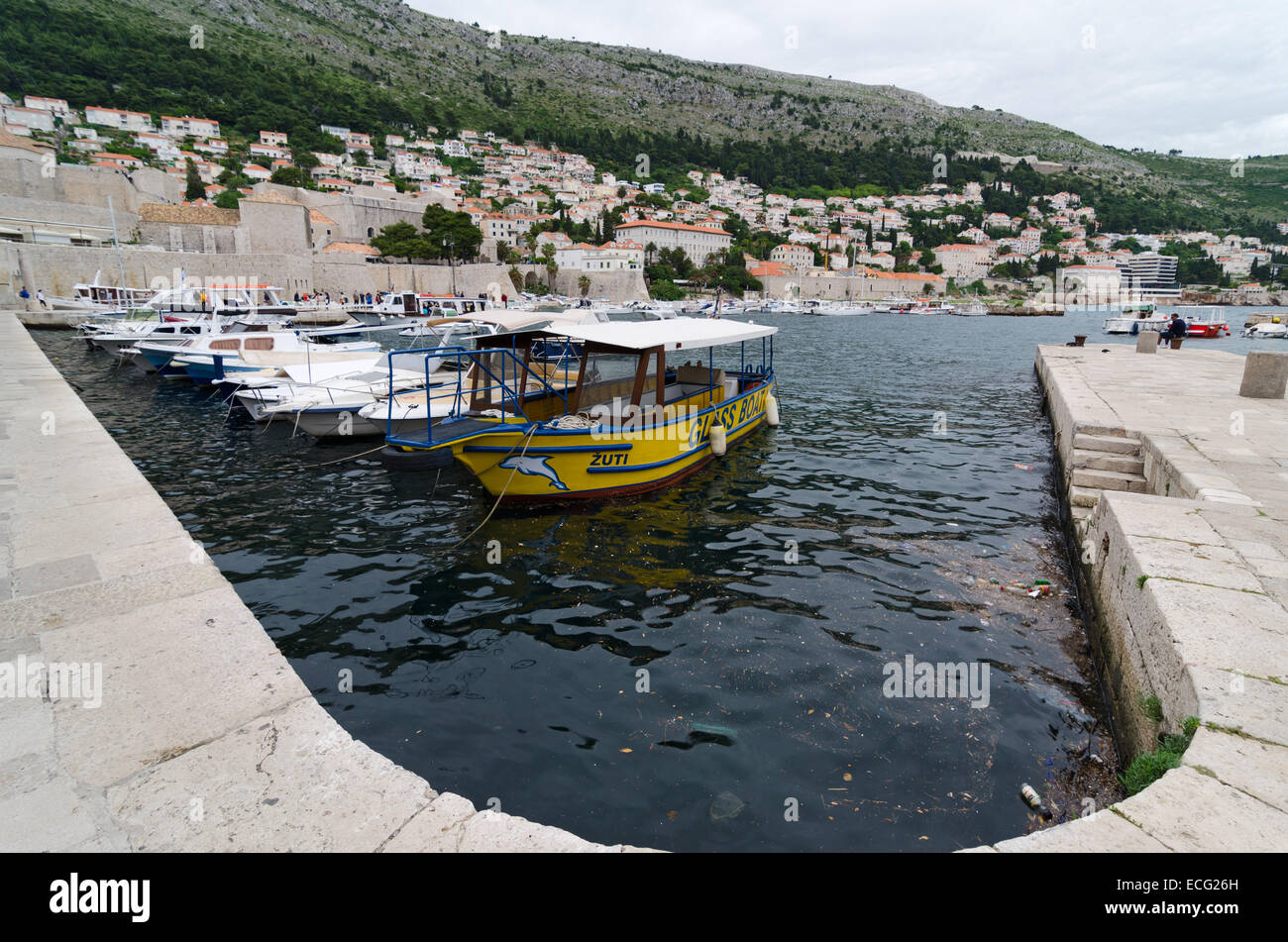 DUBROVNIK, CROACIA - Mayo 16, 2013: barcos amarrados en el puerto de Dubrovnik, en Croacia. El 16 de mayo de 2013 en Dubrovnik, Croacia Foto de stock